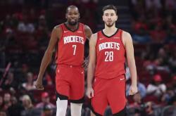 NBA全明星(xīng)预测引争议，詹(zhān)姆斯(sī)哈登(dēng)雙(shuāng)雙(shuāng)落选，文班亚马替补不(bù)冤