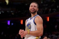 库里再(zài)创历史(shǐ)纪录，追平乔丹成(chéng)NBA历史(shǐ)第一