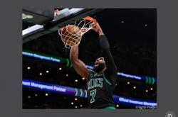 NBA波(bō)士顿凯尔特人(rén)核心杰伦·布朗达成(chéng)队史第三人(rén)亮(liàng)眼(yǎn)纪录