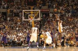 NBA球星季后賽(sài)总决賽(sài)最后24秒關(guān)键球命中率排名，詹姆斯位列第(dì)五