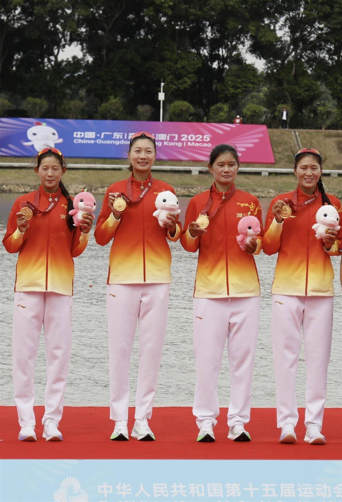 湖北队一骑绝尘摘双金！包揽男女四人单桨冠军