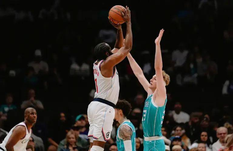 哈登爆发，却被保罗抢风头，詹姆斯表态，留给快船的机会不多了！