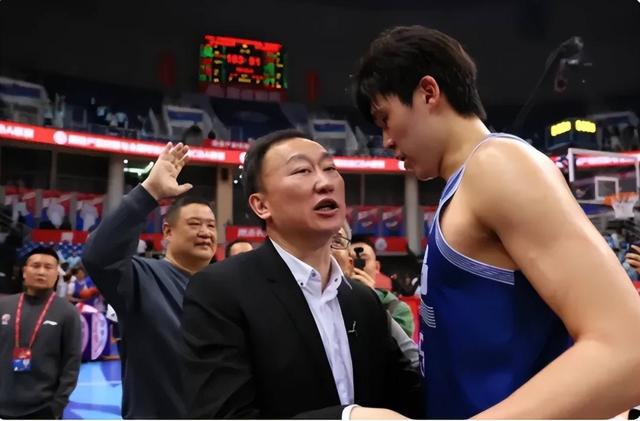 杨瀚森NBA首秀获双重支持：刘维伟现场观战青岛主场邀球迷观赛