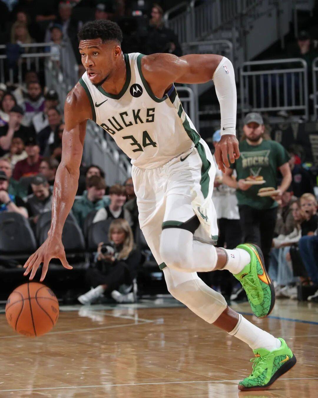 被主队球迷嘘完，字母哥还能待多久？