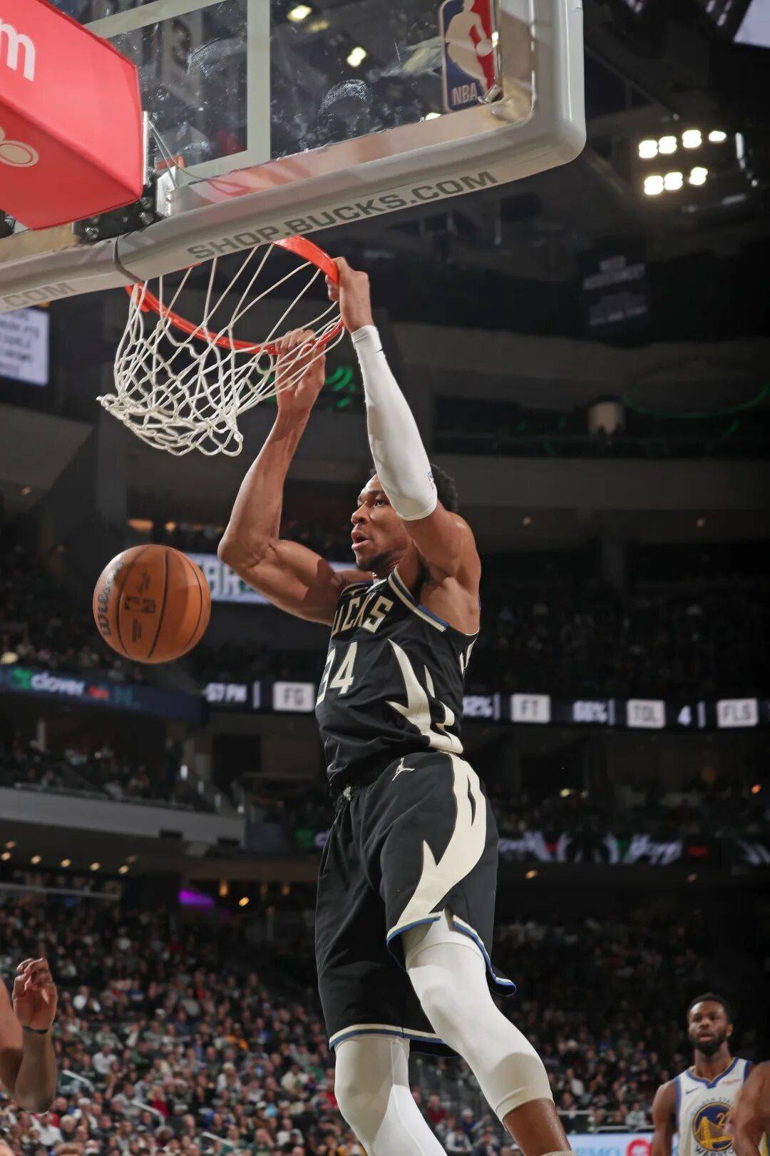 被主队球迷嘘完，字母哥还能待多久？