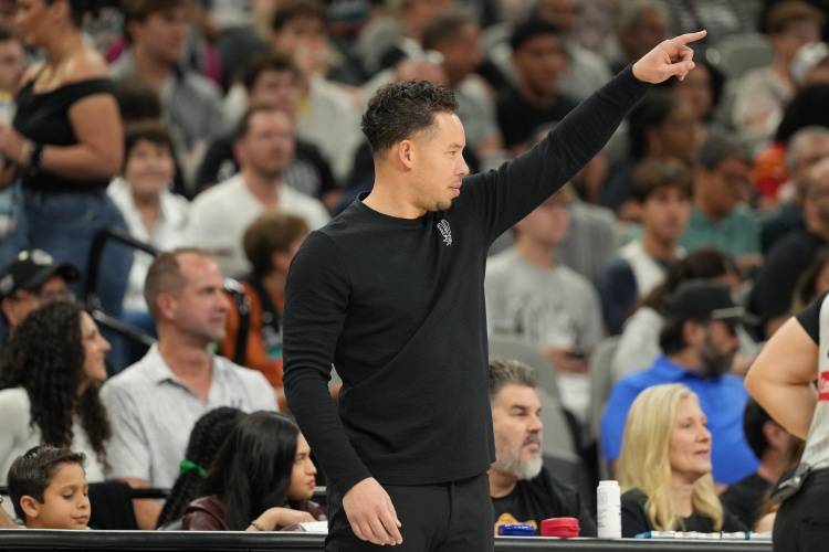 马刺大胜雄鹿，重返第二，疯狂三连败，字母哥申请交易快了